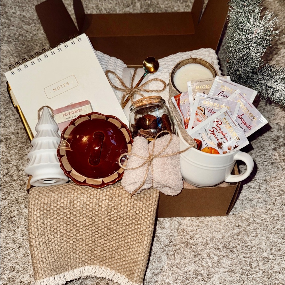 19 Piece Holiday Gift Box with Mug and Accessories